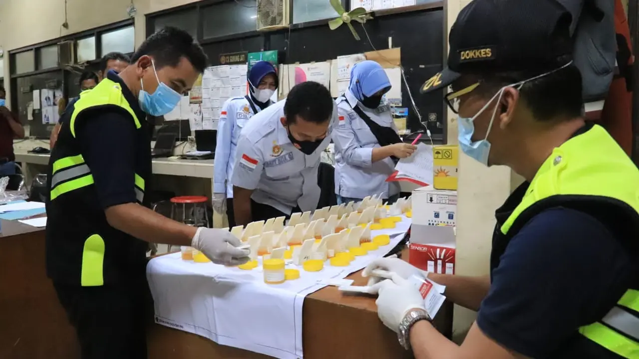 Razia tes urine sopir truk semen di Tuban. (Ahmad Adirin/Liputan6.com)