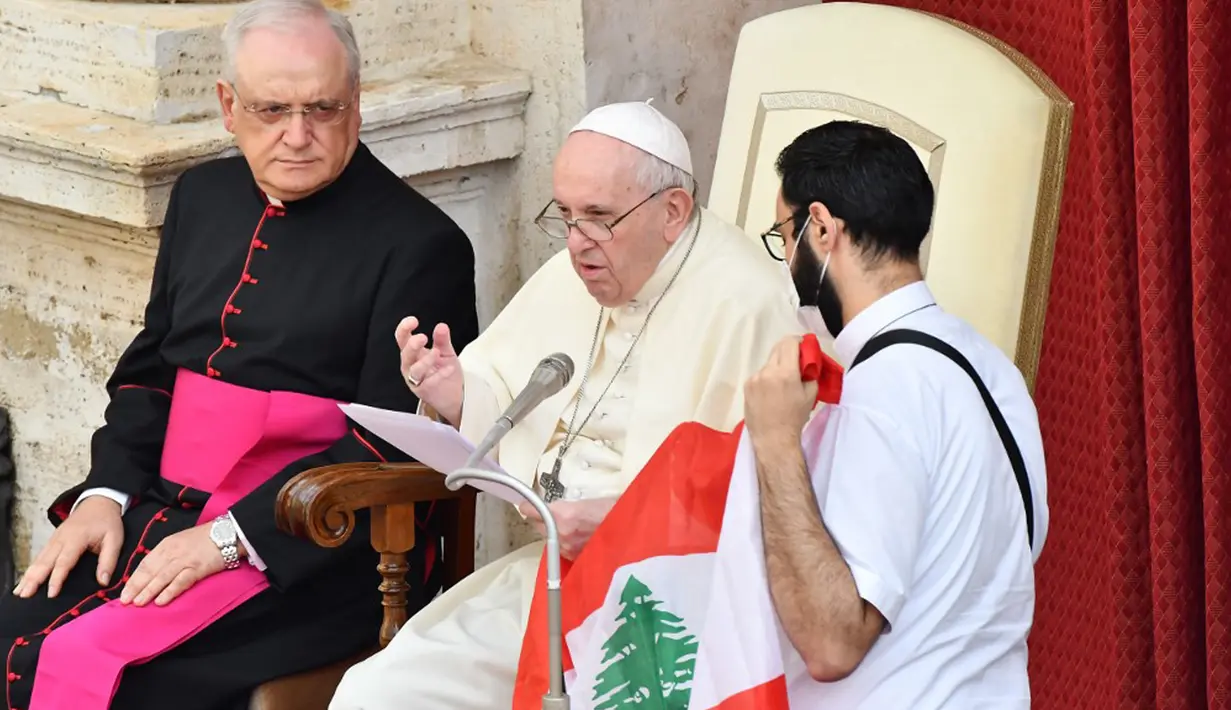 Paus Fransiskus berbicara tentang situasi Lebanon saat seorang imam Lebanon (kanan) memegang bendera Lebanon dan Monsinyur Leonardo Sapienza (kiri) menyaksikan audiensi publik terbatas di halaman San Damaso, Vatikan, Rabu (2/9/2020). (Vincenzo PINTO/AFP)