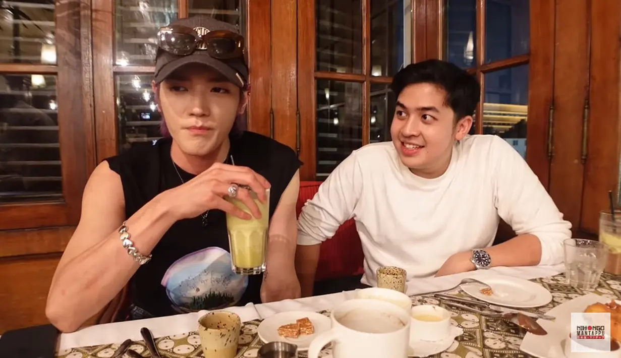 Masih sama-sama bingung, Jerome menyarankan Taeyong untuk memesan jus alpukat saja. Taeyong jadi makin bingung. Bagaimana tidak, affogato yang dia bayangkan, kan tidak ada alpukat-alpukatnya sama sekali. (Foto: YouTube/ NihongoMantappu)