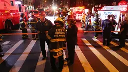 Truk pemadam kebakaran dan ambulans berada di lokasi setelah saksi mata menggambarkan terjadinya sebuah kedakan "yang memekakkan telinga" di distrik Chelsea, Manhattan sekitar pukul 21.00 waktu setempat atau 9 pagi WIB New York, Sabtu (17/9). (AFP PHOTO)