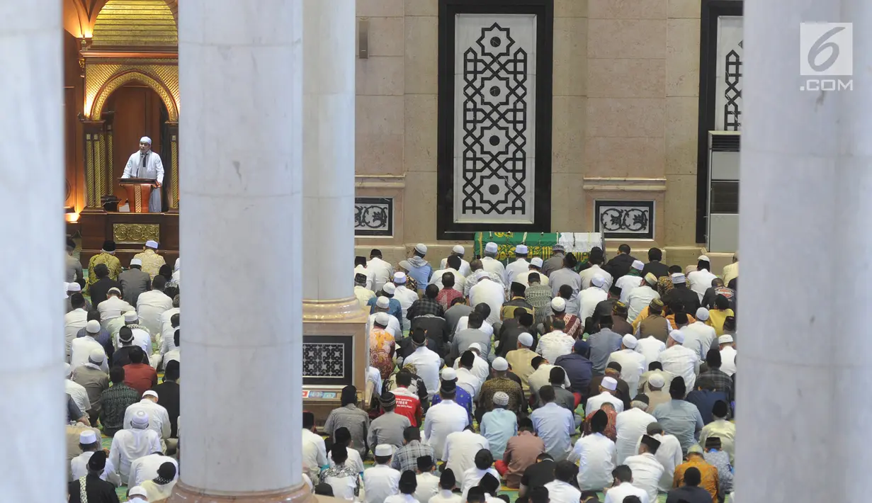 Para jemaah melakukan Salat Jumat sebelum melaksanakan salat jenazah Hj. Djuriah Rais atau dikenal dengan nama Dian Al Mahri di Masjid Kubah Emas, Cinere, Depok, Jumat (29/3). Pendiri Masjid Kubah Emas tersebut meninggal dunia pada Jumat dini hari tadi di usia 70 tahun. (merdeka.com/Arie Basuki)