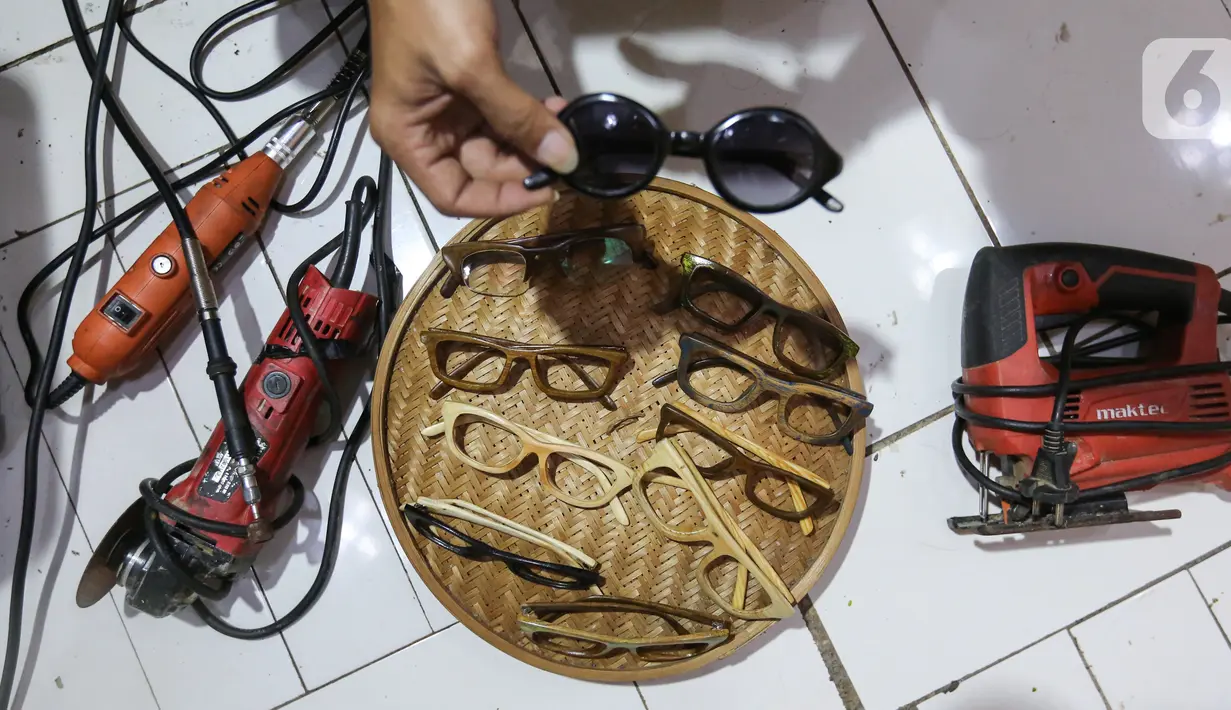 Berbagai model kacamata dari limbah kayu dan peralatan yang digunakan di Jalan Salak, Pamulang, Tangerang Selatan, Senin (13/10/2020). Produksi kacamata yang terbuat dari limbah kayu jati landa dan kayu sonokeling dijual dengan harga Rp 300 ribu hingga diatas Rp 1 juta. (Liputan6.com/Fery Pradolo)