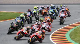 Para pebalap memacu motornya pada MotoGP Jerman di Sirkuit Sachsenring, Saxony, Minggu (2/7/2017). Pebalap Repsol Honda, Marc Marquez, keluar sebagai juara dengan catatan waktu 40 menit 59,525 detik. (AFP/Robert Michael)