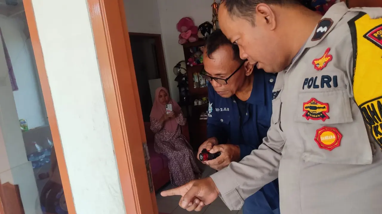 Anggota Polsek Bojongsari sedang melakukan pengecekan rumah warga yang di bobol maling di kawasan Pengasinan, Depok. (Istimewa)