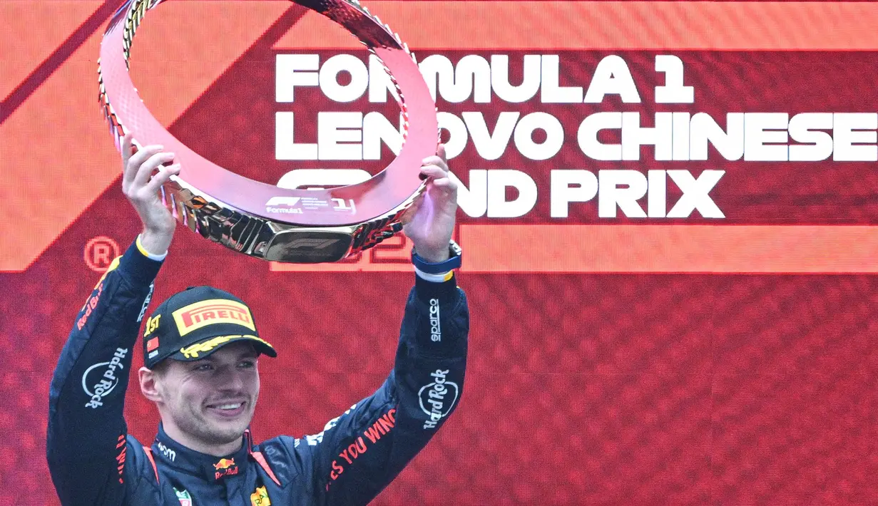 Max Verstappen mampu mengatasi tekanan dari Lando Norris yang harus puas di posisi dua GP F1 China 2024. (HECTOR RETAMAL/AFP)