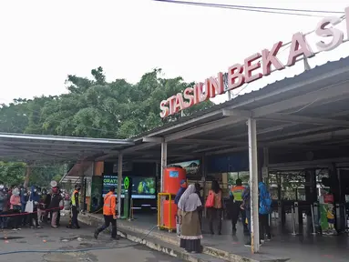 Calon penumpang KRL antre untuk masuk ke dalam Stasiun Bekasi, Jawa Barat, Senin (1/2/2021). Antrean tersebut terjadi akibat adanya kebijakan pembatasan jumlah penumpang disetiap perjalanan kereta untuk menekan laju penyebaran COVID-19. (Liputan6.com/Herman Zakharia)