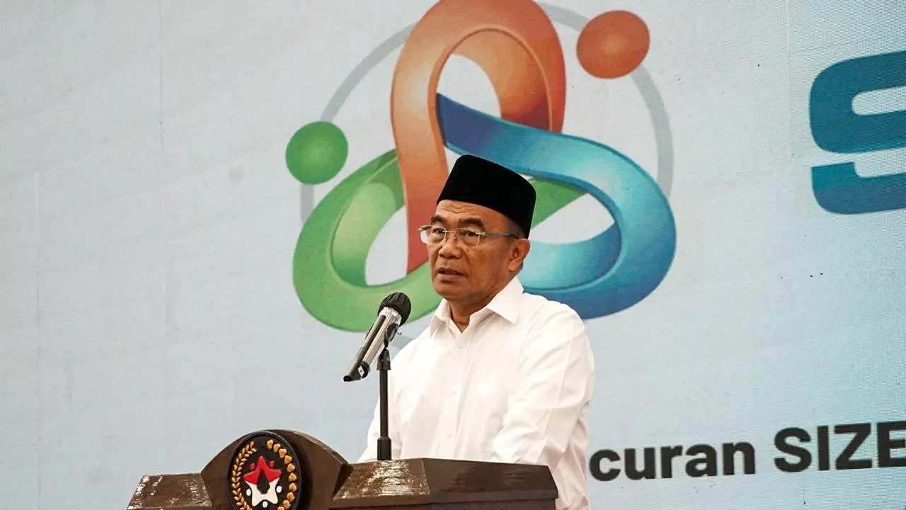 Menko PMK Muhadjir Effendy saat meluncurkan aplikasi Sistem Informasi Zoonosis dan Emerging Infectious Diseases (SIZE). (istimewa)