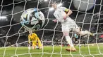 Gelandang Belgia, Kevin De Bruyne mencetak gol ketiga timnya ke gawang kiper Jerman Marc-Andre ter Stegen selama pertandingan persahabatan internasional di Stadion RheinEnergie,  Cologne pada Rabu (29/3/2023) dini hari WIB. (AP Photo/Martin Meissner)