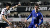 Aksi Ben Chilwell (kanan), beberapa waktu lalu. Kubu Leicester City menolak pinangan Liverpool yang sudah membawa mahar Rp 91 miliar bagi bek kiri timnas Inggris U-21 tersebut. (GiveMeSport.com)