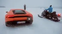 Kalau Lamborghini Huracan lawan mobil salju, menang mana ya? (Foro: Auto Express).