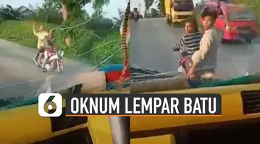 Beredar video oknum pengendara motor melempar batu ke kaca truk yang sedang melintas.