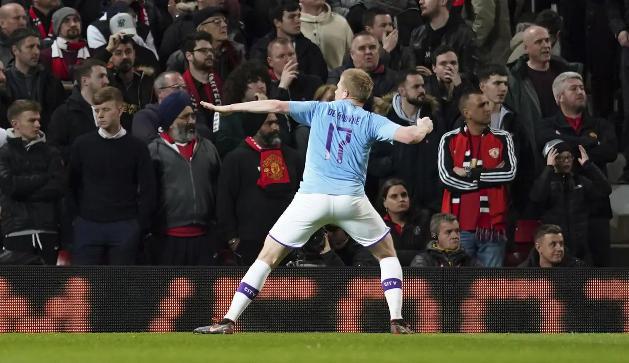 Gelandang Manchester City, Kevin De Bruyne berselebrasi setelah gelandang Manchester United Andreas Pereira mencetak gol bunuh diri pada pertandingan leg pertama semifinal Piala Liga Inggris di Old Trafford (7/1/2020). City menang 3-1 atas MU. (AP Photo/Jon Super)