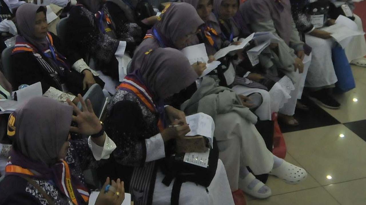 Sebelum diterbangkan ke Arab Saudi, para jemaah akan terlebih dahulu menjalani pemeriksaan barang bawaan, tes kesehatan, hingga pengecekan dokumen seperti paspor di Asrama Haji Pondok Gede.&nbsp;Merdeka.com/Imam Buhori