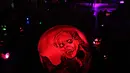 Salah satu kreasi labu yang diukir bergambar wajah seram dalam perayaan Malam Haloween di Los Angeles, California (16/10). Perayaan ini juga dikenal dengan sebutan Allhalloween, All Hallows' Eve, atau All Saints' Eve. (AFP/Mark Ralston)