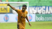 Jajang Mulyana mencetak gol bagi Bhayangkara FC pada penyisihan Grup E Piala Presiden 2018 (20/1/2018). (Bola.com/Iwan Setiawan)