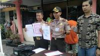 Polisi Ungkap Pembuat KTP Palsu Untuk Pilkada Riau. (Liputan6.com/ M Syukur)