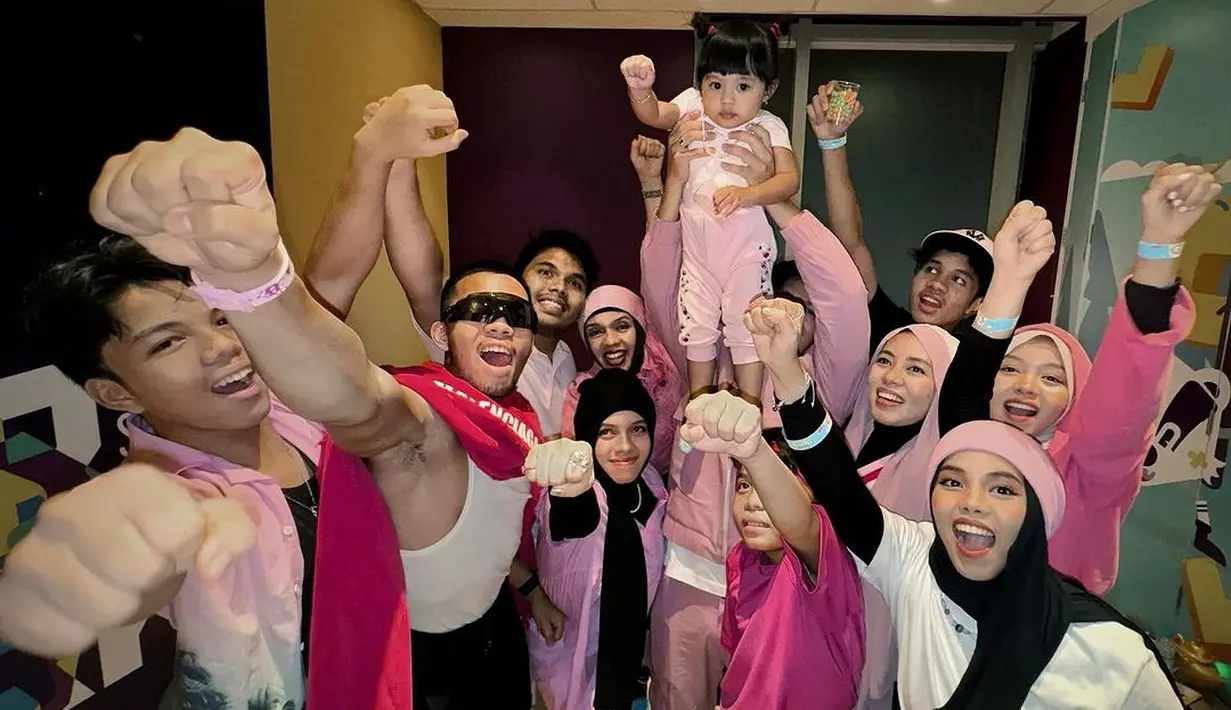 Geni Faruk dan sang suami Anofial Asmid hadir bersama anak-anak mereka dengan outfit sporty bernuansa pink dengan sentuhan warna hitam. [Foto: Instagram/attahalilintar]