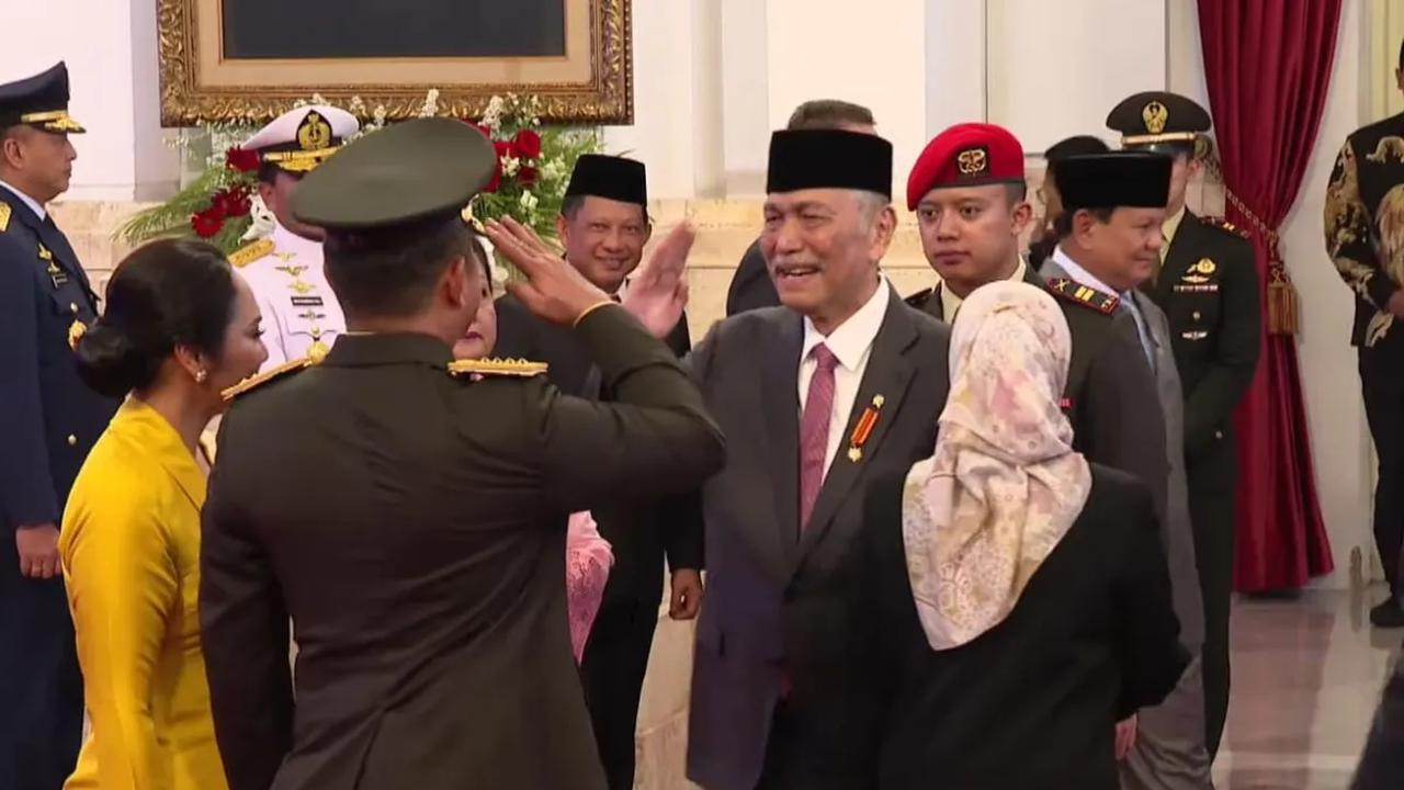 Maruli langsung melakukan hormat dan memeluk Luhut.