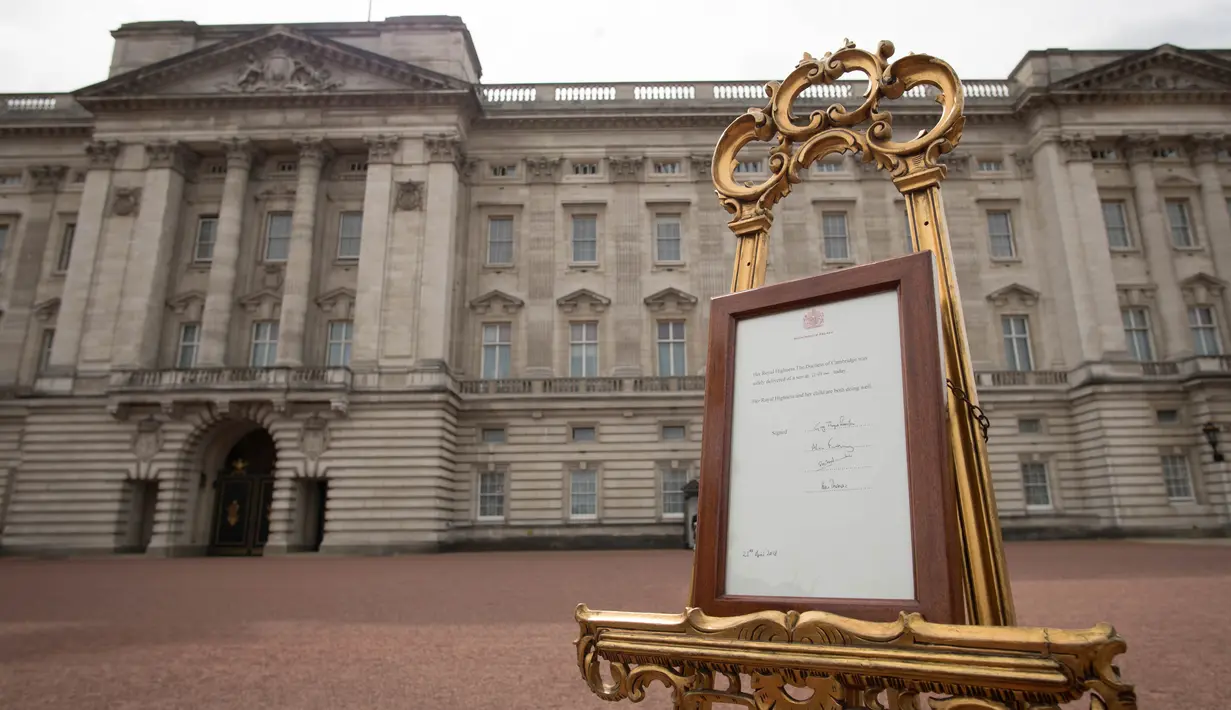 Pengumuman kelahiran bayi baru kerajaan terpajang di halaman depan Istana Buckingham, London, Inggris, Senin (23/4). Kate Middleton tampil di depan umum tujuh jam usai melahirkan. (Pool Photo via AP)
