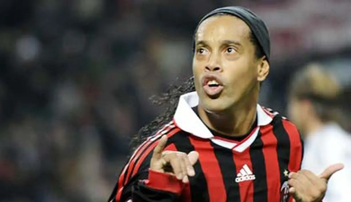 Gaya striker AC Milan, Ronaldinho seusai mencetak gol balasan ke gawang Real Madrid di matchday keempat penyisihan Grup C Liga Champions di San Siro, 3 November 2009. AFP PHOTO / Damien Meyer 