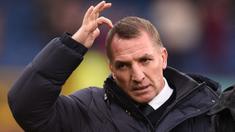 Leicester City kini tengah berada di ujung zona degradasi, yaitu posisi ke-17 klasemen Liga Inggris. Klub asuhan Brendan Rodgers baru berhasil meraih 11 poin dalam 12 laga yang mereka lalui. Situasi ini jelas membuat pria Irlandia Utara itu berada dalam tekanan besar. Ia harus segera membalikkan keadaan jika ingin mempertahankan pekerjaannya. (AFP/Oli Scarff)