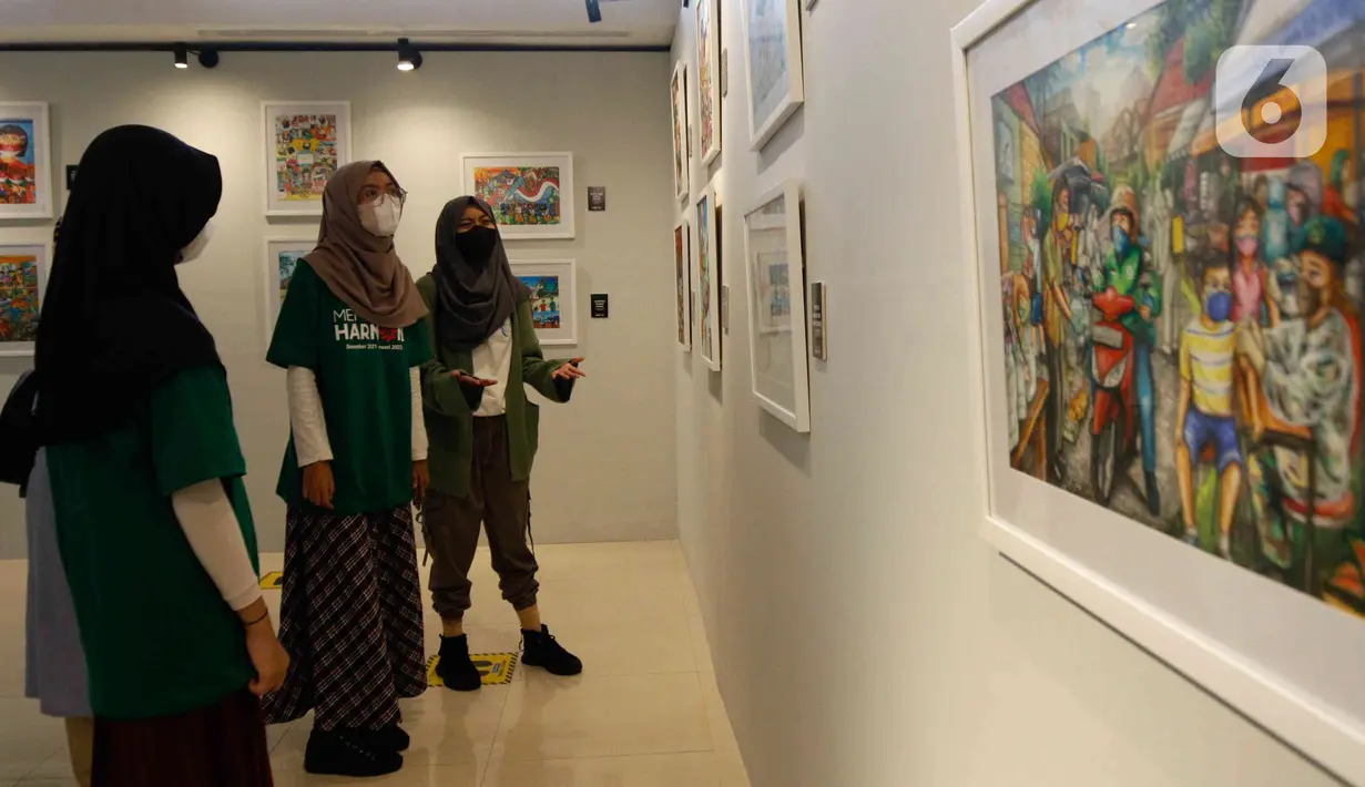 <p>Pengunjung mengamati karya lukis yang bertajuk 'Membangun Harmoni' di Museum Basoeki Abdullah, Jakarta, Sabtu (18/12/2021). Pameran tersebut dibisa disaksikan dari 19 Desember 2021 hingga Januari 2022. (Liputan6.com/Herman Zakharia)</p>