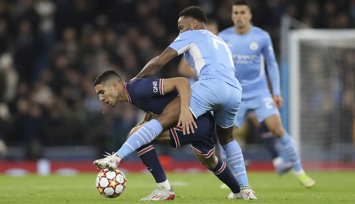 Bek Paris Saint Germain (PSG) Achraf Hakimi berebut bola dengan penyerang Manchester City Raheem Sterling pada match day ke-5 fase grup Liga Champions di Etihad Stadium, Kamis (25/11/2021) dinihari WIB. Manchester City menang comeback melawan PSG 2-1. (AP Photo/Scott Heppell)