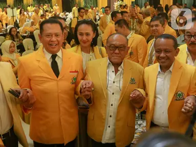 Calon Ketua Umum Partai Golkar Bahlil Lahadalia (kanan) bersama Ketua Dewan Pembina DPP Partai Golkar Aburizal Bakrie (keempat kiri) saat pembukaan Musyawarah Nasional (Munas) XI di Jakarta Convention Center (JCC), Jakarta, Selasa (20/8/2024). (Liputan6.com/Herman Zakharia)