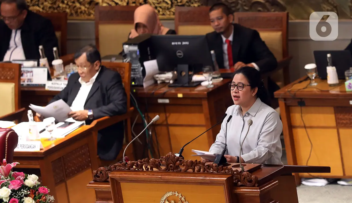 Ketua DPR Puan Maharani menyampaikan pidato penutupan sidang paripurna DPR ke-6 masa persidangan I 2019-2020 di Kompleks Parlemen, Jakarta, Selasa (17/12/2019). Rapat menyampaikan laporan Baleg DPR RI terhadap Rancangan Peraturan DPR Tentang Tata Cara Penyusunan Prolegnas. (Liputan6.com/Johan Tallo)