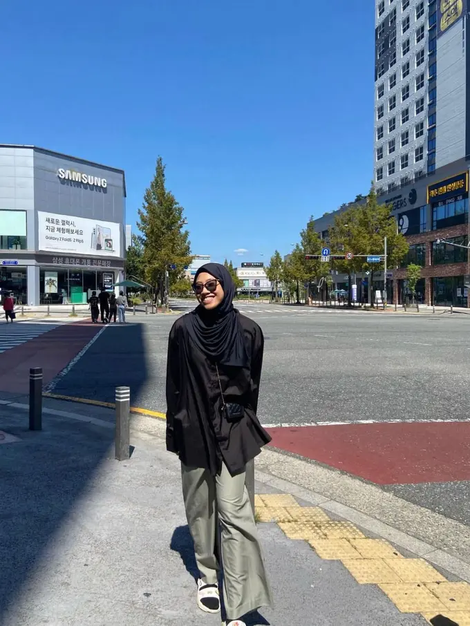 Potret Cantik Megawati Hangestri dengan Kerudung Hitam saat di Luar Lapangan