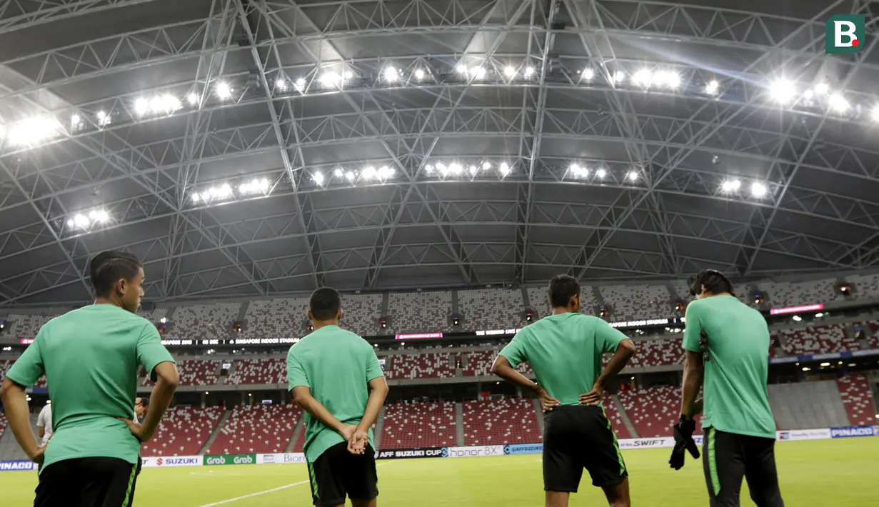 Para pemain Timnas Indonesia bersiap mengikuti latihan jelang laga Piala AFF 2018 di Stadion Nasional, Singapura, Kamis (8/11).Timnas Indonesia akan melawan Singapura. (Bola.com/M. Iqbal Ichsan)