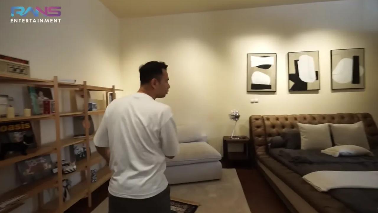 Di dalam kamar, tampak ada sajadah yang terhampar. Thariq biasa melakukan salat di dalam kamarnya.<br>