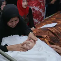 Kematian Susiana istri Tukul Arwana secara mendadak mengagetkan banyak pihak. Bahkan sebelum dinyatakan meninggal, ia bersama anaknya akan mencari surat dokter. Susi meninggal dalam keadaan tenang. (Andi Masela/Bintang.com)