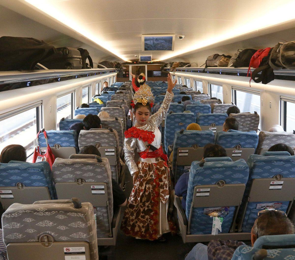Sejumlah penari tampil menghibur penumpang Kereta Cepat Whoosh selama perjalanan menuju Stasiun Halim, Sabtu (1/6/2024). Kereta Cepat Indonesia-China (KCIC) bekerjasama dengan Sanggar Gantari Gita Khatulistiwa menggelar pertunjukan seni tari di dalam Kere