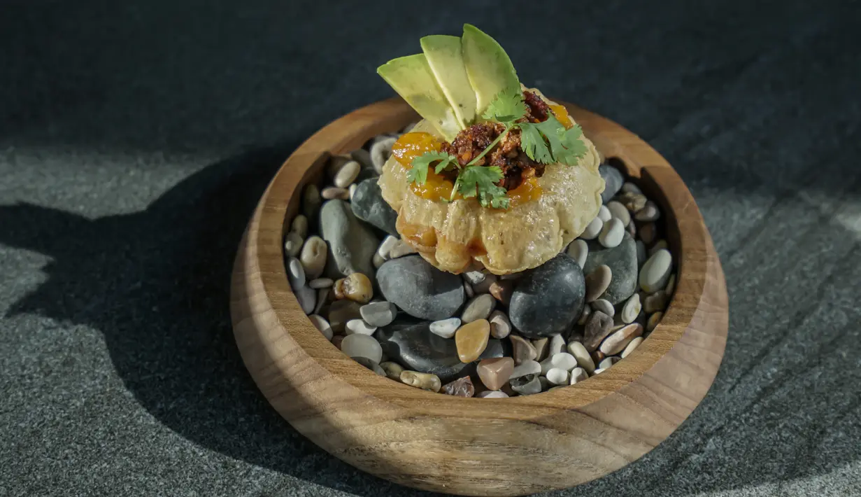 Pada sesi menu Mariscos, Calamari 2 Ways waijb dicoba. Marbled yellow tortilla, dengan adobo grilled, crispy head dan cilantro line aioli menjadi menu unik kaya tekstur dan sensasi segar.  (Foto dok Carbón)