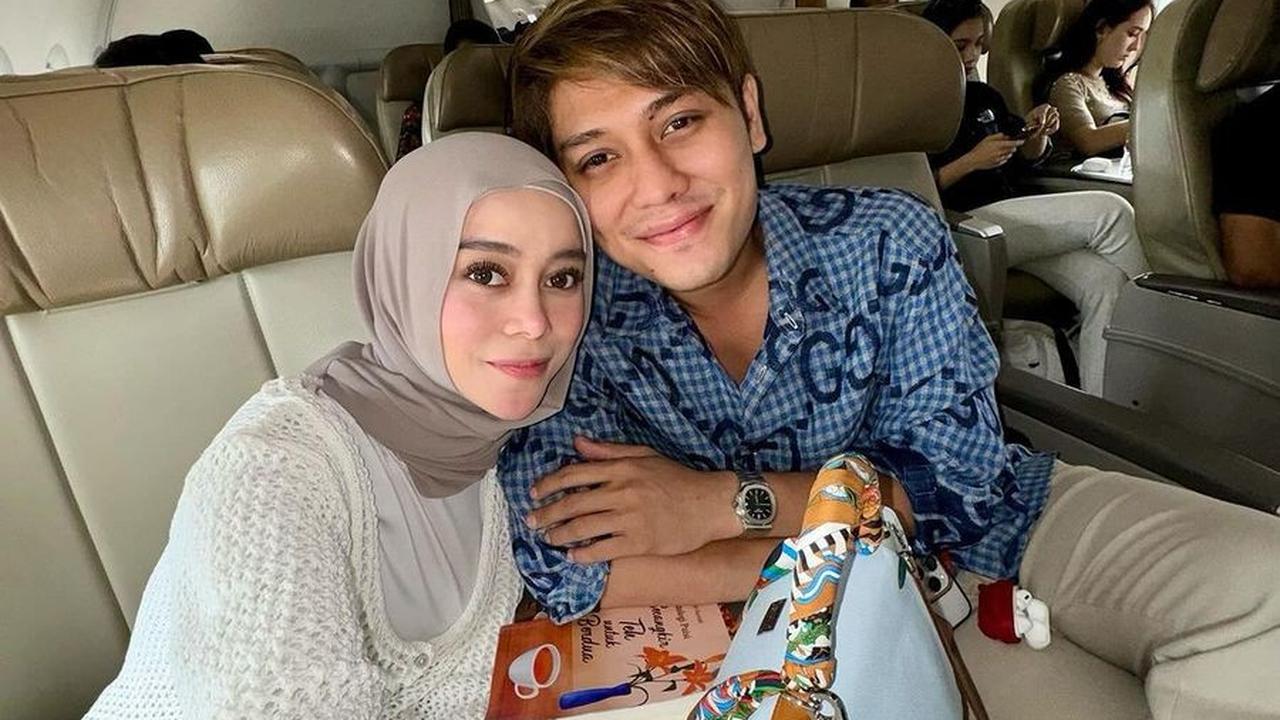 Rizky Billar menekankan bahwa desain villa ini akan menghadirkan suasana nyaman dan mewah, dilengkapi dengan fasilitas lengkap untuk memberikan pengalaman menginap terbaik.<br>