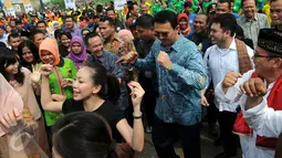 Gubernur DKI Jakarta Basuki Tjahaja Purnama (tengah) berjoget saat kegiatan "Gerakan Satu Hati Bangun Komunitas Harapan Indonesia", Jakarta, (5/3). Kegiatan bertujuan menginspirasi semua pihak ikut serta dalam proyek rusunawa. (Liputan6.com/Helmi Afandi)
