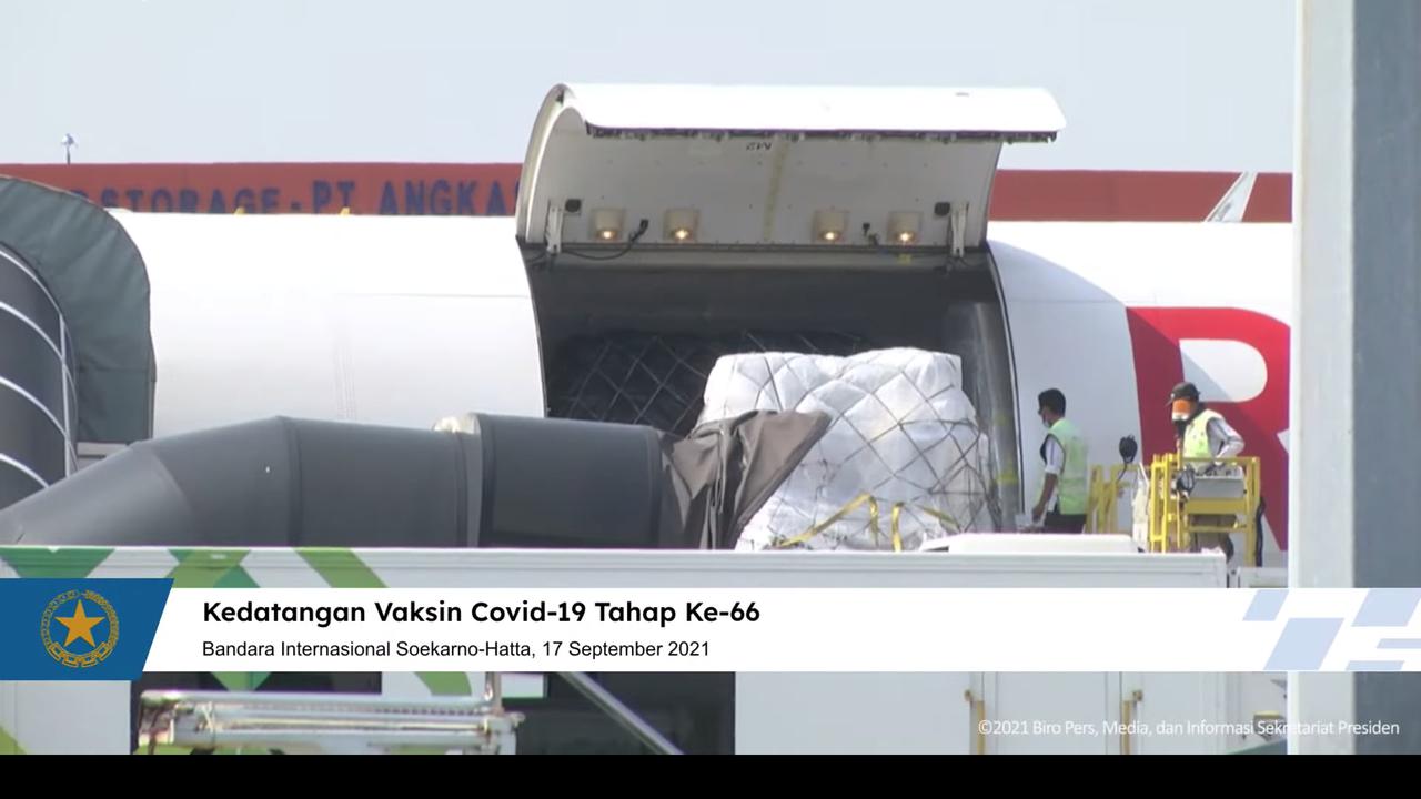Vaksin COVID-19 Pfizer sumbangan dari AS telah tiba di Badara Soekarno Hatta, Jakarta, Indonesia, (17/9/2021).