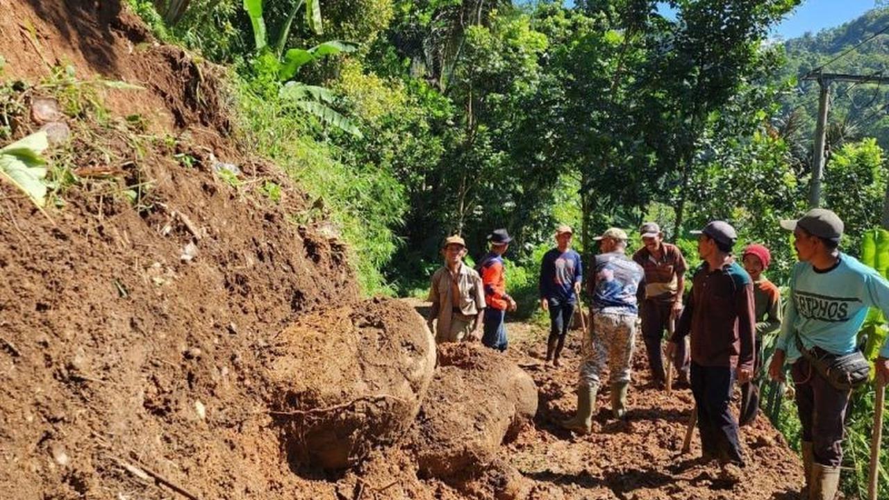 Petugas dan Warga Berjuang Buka Akses Jalan Tertutup Longsor Cidaun Cianjur