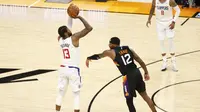 Paul George (no 13) melepaskan tembakan saat Clippers melawan Suns di lanjutan play-off NBA (AFP)