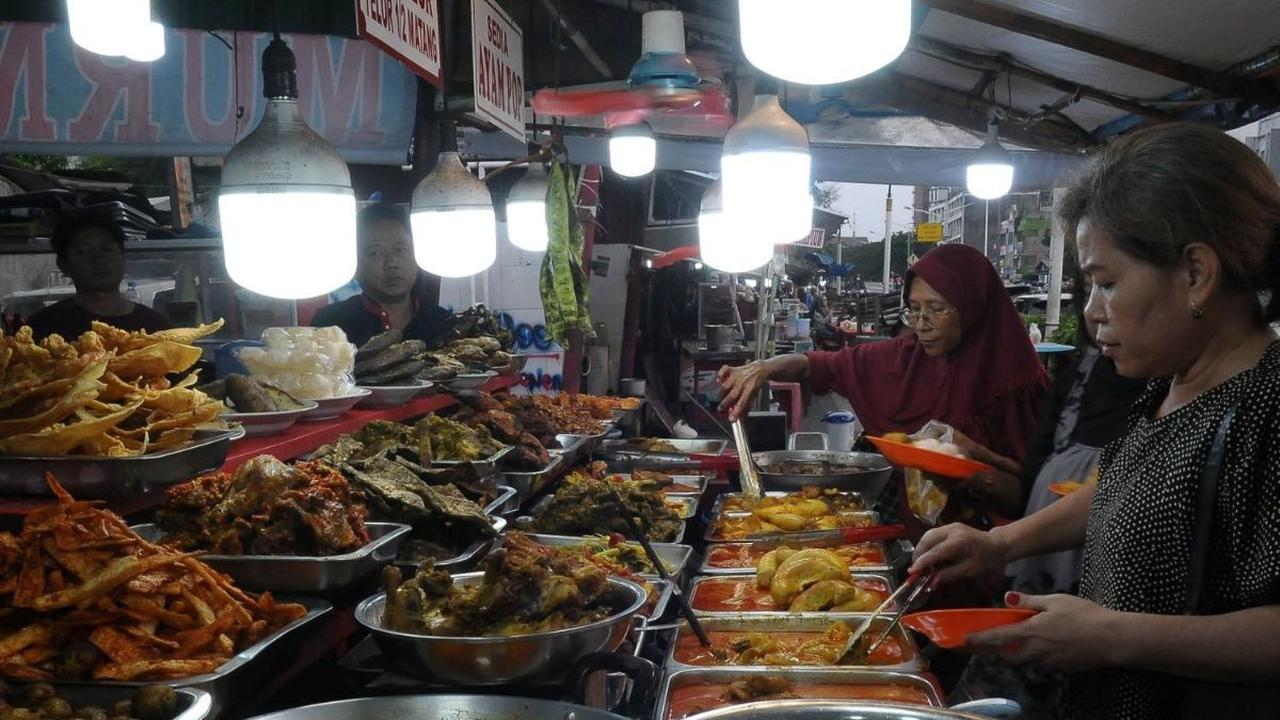 Hidangan Nasi Kapau yang kaya rempah menjadi salah satu incaran para pencinta kuliner di Jakarta <br><br>Menu buka puasa ini bahkan menjadi favorit karena cita rasanya yang gurih hingga dapat menambah nafsu makan. Foto: merdeka.com / Imam Buhori<br>