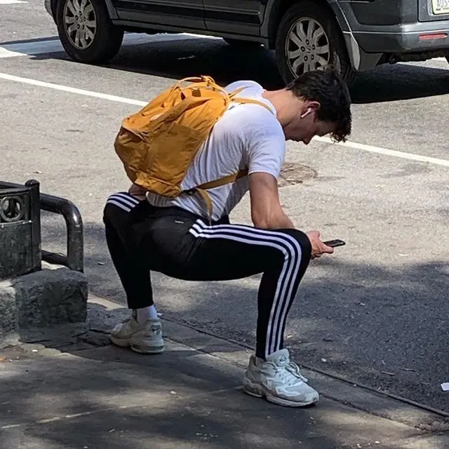 7 Pose Nyeleneh Orang Saat Main Ponsel Ini Kocak