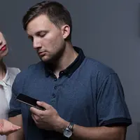 Ini yang Anda harus lakukan ketika pasangan cuek dan asik sendiri dengan gadget. Foto: Womenshealthmag.com/ Shutterstock