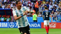 Pemain Timnas Argentina, Angel Di Maria, melakukan selebrasi setelah mencetak gol ke gawang Prancis, pada Babak 16 Besar Piala Dunia 2018, di Kazan Arena, Sabtu (30/6/2018) malam WIB.  (AFP/Luis Acosta)