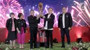 Menteri Pemuda dan Olahraga Zainudin Amali (tengah) bersama Ketua Umum PSSI Mochamad Iriawan (kedua kanan) mengangkat trofi Piala Presiden 2022 disaksikan Direktur Programming SCM Harsiwi Achmad (kedua kiri) dan Plt Direktur Utama PT LIB Sudjarno (kanan)  pada acara launching di SCTV Tower, Senayan City, Jakarta, Senin (6/6/2022). Piala Presiden 2022 akan berlangung pada 11 Juni hingga 17 Juli mendatang. (Liputan6.com/Faizal Fanani)