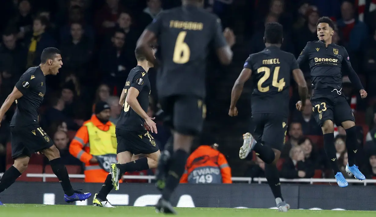Pemain Vitoria de Guimaraes, Marcus Edwards (kanan) berselebrasi usai mencetak gol ke gawang Arsenal pada pertandingan lanjutan Grup F Liga Europa di Stadion Emirates, London (24/10/2019). Arsenal menang tipis atas Vitoria dengan skor 3-2. (AP Photo/Alastair Grant)