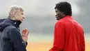 Manajer Arsenal, Arsene Wenger bercakap-cakap dengan striker asal Togo, Emmanuel Adebayor di sela latihan di London Colney, jelang leg kedua Liga Champions lawan Villarreal, 14 April 2009. AFP PHOTO/IAN KINGTON 