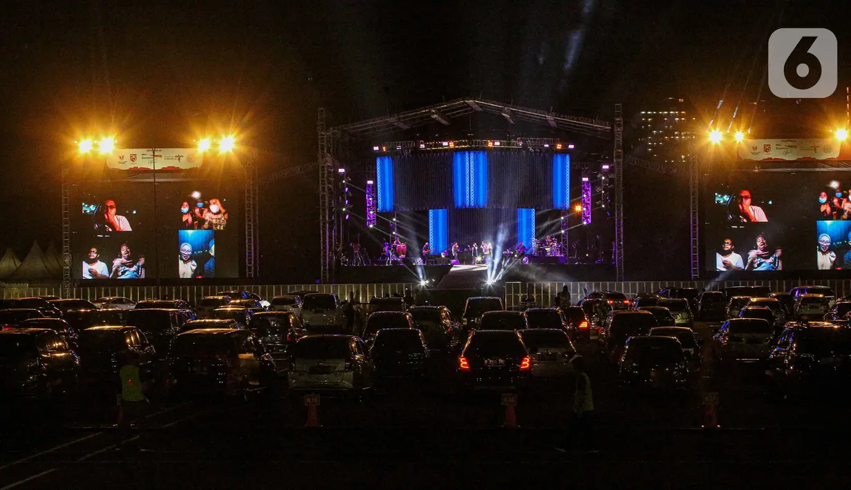 Suasana konser New Live Experience 2020 pada hari kedua di Parkir Barat JIExpo Kemayoran, Jakarta, Minggu (30/8/2020). Konser musik dengan konsep drive-in tersebut digelar dengan menerapkan protokol kesehatan untuk mencegah penyebaran COVID-19. (Liputan6.com/Faizal Fanani)