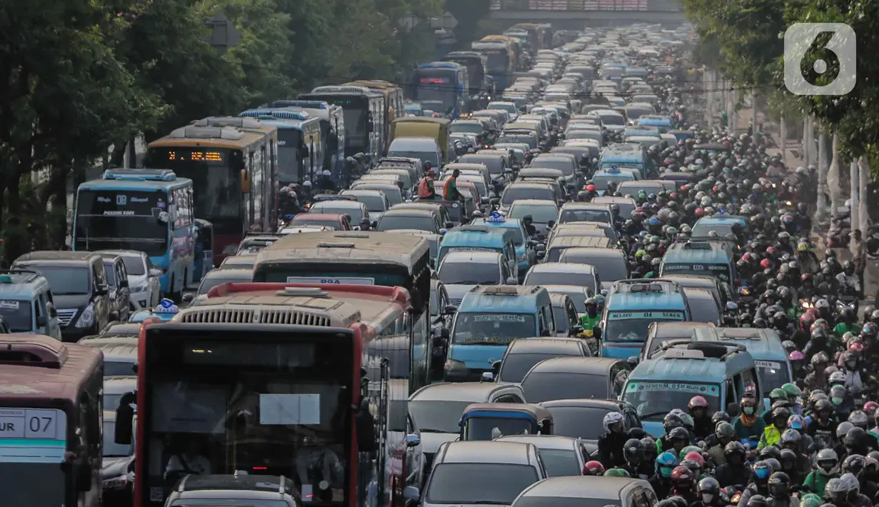 Kendaraan terjebak kemacetan di kawasan Kramat Raya, Jakarta Pusat, Senin (28/10/2019). Kemacetan tersebut disebabkan adanya upacara yang digelar di Museum Sumpah Pemuda. (Liputan6.com/Faizal Fanani)