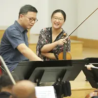 Jelang pertunjukan konserto biola “Malam Tchaikovsky” dalam rangka memperingati 180 tahun kelahiran komponis besar dunia Pyotr Ilyich Tchaikovsky, Jakarta Concert Orchestra melakukan sesi latihan pada rabu (19/2/2020) di Jakarta.  (Bambang E.Ros/Fimela.com)